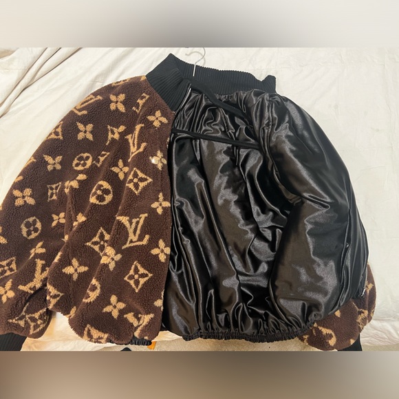 Louis Vuitton
Women's Reversible Cocoon Bomber Jacket Monogram Fleece - Picture 2 of 4
